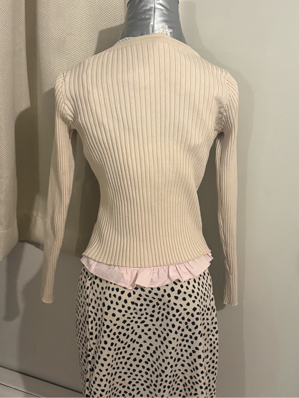 H&M Cream Ribbed Button Cardigan with Neutral Tone - Picture 4 of 4